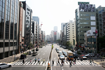 青山通りの歩道橋から眺めた渋谷の街
