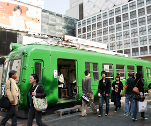 旧東急車輛のモニュメント。車内では渋谷駅の歴史写真などを展示