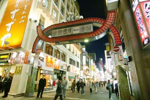たくさんの人で賑わう歌舞伎町一番街の入り口