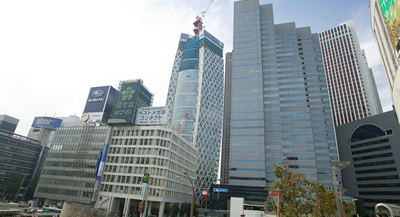新宿東口方面から臨む西新宿超高層ビル群
