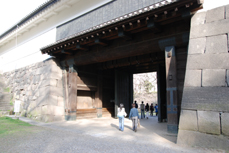 清水門と江戸時代そのままの雁木板（石などをつめて作った階段）