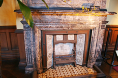 1階ホールの暖炉