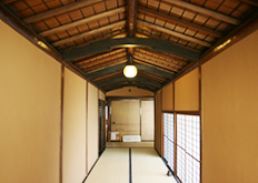 洋館と和館を結ぶ渡り廊下