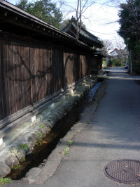 奥多摩街道の裏道には湧水が流れ、旧家が並ぶ